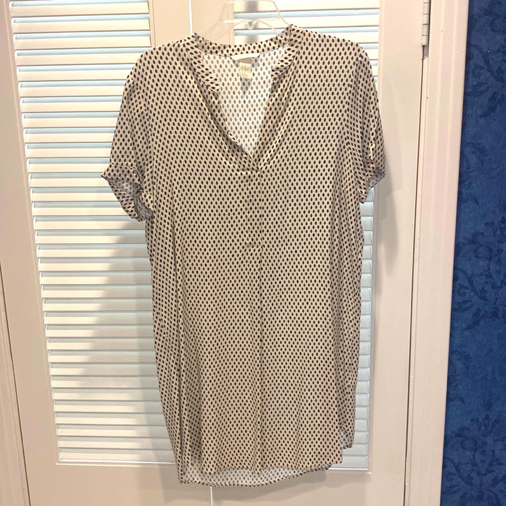 H&M size 10 viscose v neck shirt dress with blue pattern.